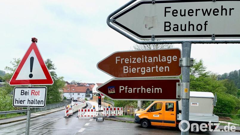 Die Baustelle der Brücke über die Waldnaab sorgt nicht nur für Verkehrsbehinderungen, sondern auch für Verdruss wegen einer mögliche längeren Komplettsperrung als gedacht. Probleme gibt das besonders für die Feuerwehr. Bild: Gabi Schönberger