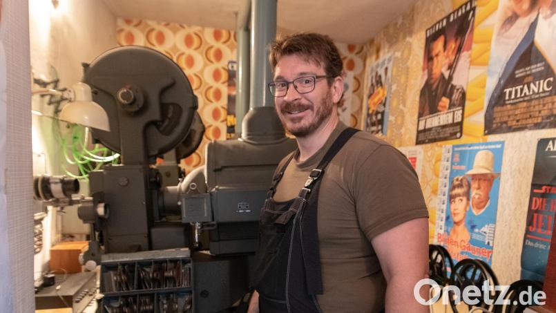 Der Zauberkünstler Marco Knott hat 2019 die Zauberei zum Hauptberuf gemacht. Im Juni 2023 eröffnet er sein eigenes Zaubertheater in seiner Heimatstadt Bärnau. Bild: Susanne Forster