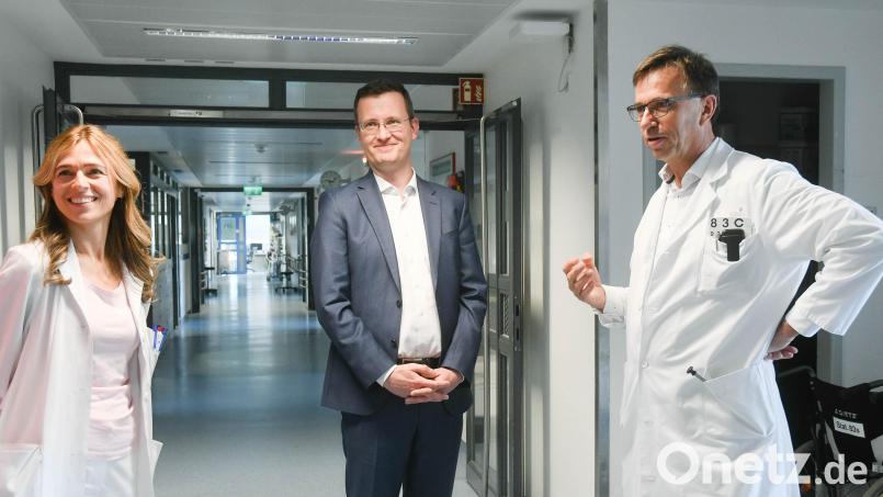 Dr. Dita Tochorova und Chefarzt Dr. Michael Angerer (rechts) von der Klinik für Neurologie am Klinikum Weiden freuen sich mit Projektleiter Dr. Bernd Kallmünzer vom Universitätsklinikum Erlangen über die Aufnahme in das Steno-Schlaganfallnetzwerk Nordbayern. Bild: Gabi Schönberger