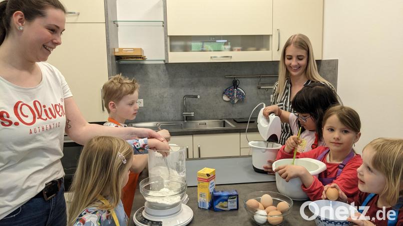 "Wir machen heute einen Pfannkuchenteig", erzählen die fünf Kinder beim Lieblingsgericht-Kochen. Mit dabei sind Amelie, Ludwig, Elisabeth, Amy, Anna und Berufspraktikantin Verena Kölbl (links) und stellvertretende Leiterin Laura Simon (hinten rechts). Bild: eib