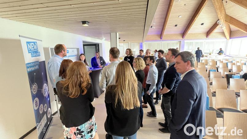 Die Teilnehmenden bringen ihre Ideen im Handlungsfeld Wirtschaft ein. Bild: Landratsamt Neustadt/Sabrina Winderl/exb