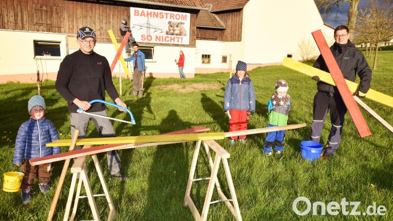 Helfer der IG &quot;Bahnstrom-so nicht&quot; starten in Aichazandt mit Reperaturarbeiten an Plakaten und Andereaskreuzen Bild: no