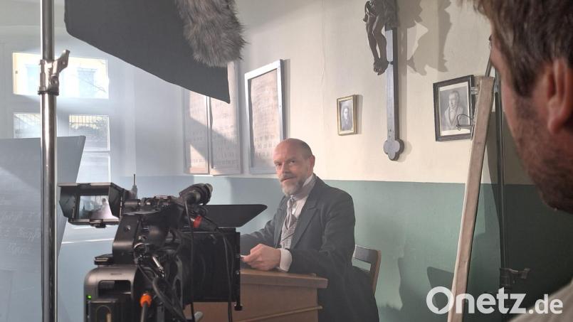 Ein Münchener Filmteam hat im historischen Klassenzimmer aus der Zeit von 1870 den Volksschullehrer Johann Konrad Grießhammer porträtiert. Bild: BLLV/exb