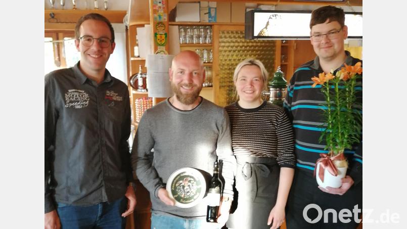 Das Heim der Rosenberger Zimmerstutzen-Schützengesellschaft hat neue Pächter (von links): Schützenmeister Martin Partsch, Wirtsleute Elvis und Angela Monteanu und Zweiter Schützenmeister Markus Rupprecht. Bild: ZSG/exb