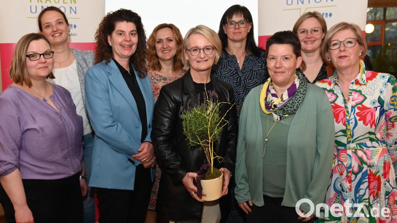 Neuwahlen im FU-Kreisverband Amberg Stadt. Unser Bild zeigt (von links) Christine Heinrich, Elisabeth Lanzinger, Andrea Nagler, Tatjana Herrmann, Susanne Herding, Birgit Barth, Beate Wollmann, Kathrin Fischer und Gertraud Neiswirth. Bild: gf