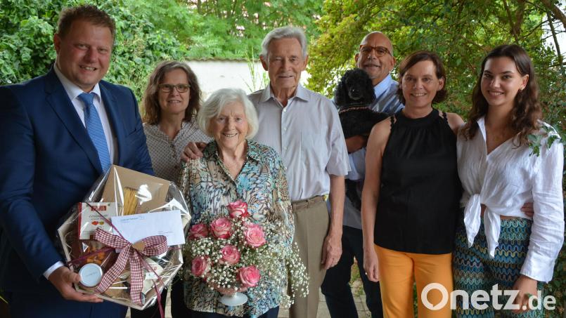Diamantene Hochzeit feierten am Samstag Helene und Gerold Fischer (Dritte und Dritter von links). Bild: jr