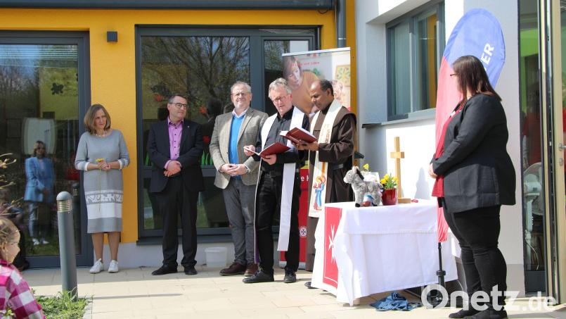Pater Francis Lawrence (Zweiter von rechts) und Diakon Jürgen Weich (Dritter von rechts) spendeten den christlichen Segen bei der Einweihung des Kinderhausanbaus. Bild: Fabian Kaiser/exb