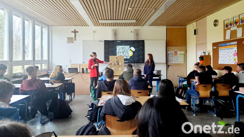 Alina Spicker (Personalreferentin) von der Ziegler-Group stellte den Schülern der Mittelschule Tirschenreuth bei einem Informationstag zum Thema Ausbildung das Berufsbild Elektroniker/in für Betriebstechnik vor. Bild: Mittelschule Tirschenreuth/exb