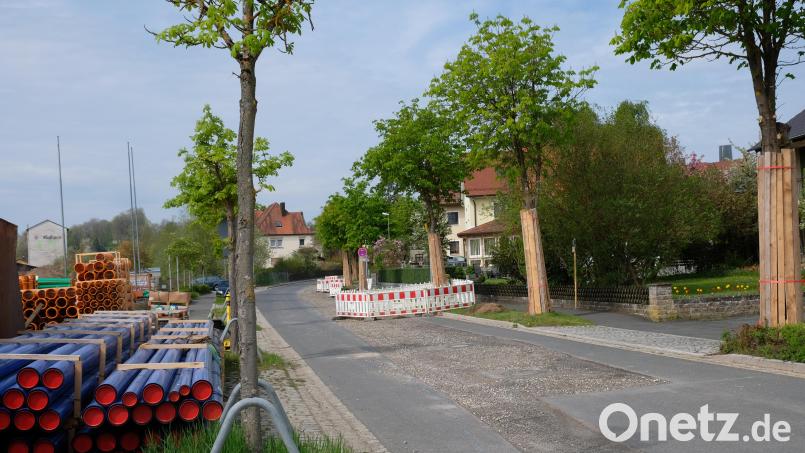 Die Sicherheit der Wasserversorgung und der Abwasserentsorgung kostet der Marktgemeinde viel Geld. Im Bild die derzeitige Sanierung und Neuverlegung von Abwasserleitungen in der Eschenbacher Straße. Den finanziellen Aufwand kann die Kommune nach den Vorgaben des Kommunalabgabengesetzes in Form eines Verbesserungsbeitrages auf die Grundstückseigentümer umlegen. Bild: do