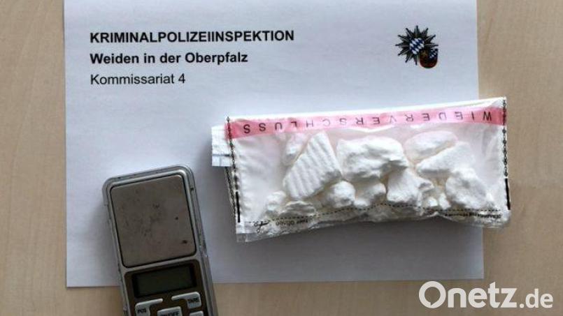 80 Gramm Kokain wollte der 17-Jährige noch schnell entsorgen, als die Polizei bei ihm zu Hause aufkreuzte. Die Beamten konnten die Drogen sichern. Bild: Kriminalpolizei Weiden i.d. Opf