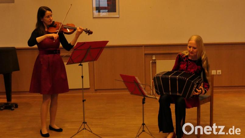 Violinistin Susanne Hofmann mit Bandoneonvirtuosin Judith Brandenburg zeigten Tango zum Zuhören. Bild: sne
