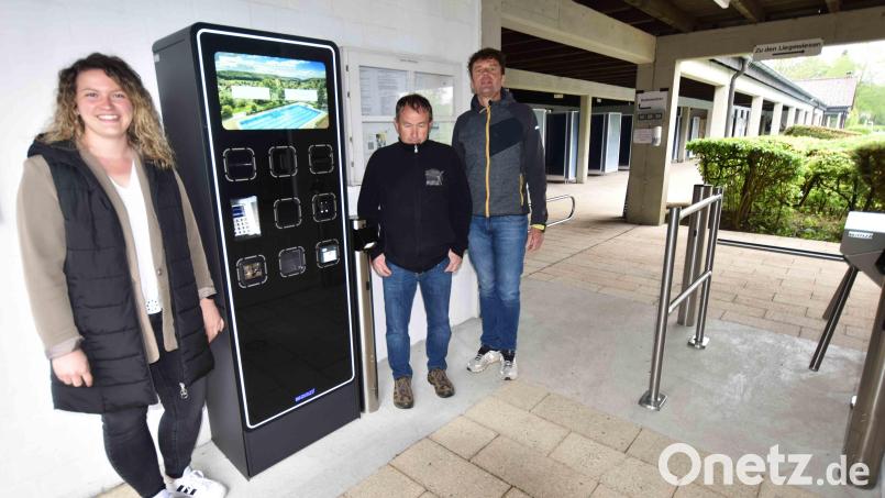 Die Badesaison in Illschwang beginnt gleich mit einem neuen Kassenautomaten (von links) Rebecca Baumer (zuständig bei der VG Illschwang für Badanlegenheiten), hauptverantwortlicher Bademeister Stefan Behringer und Bademeister Rüdiger Schnappauf. Bild: no