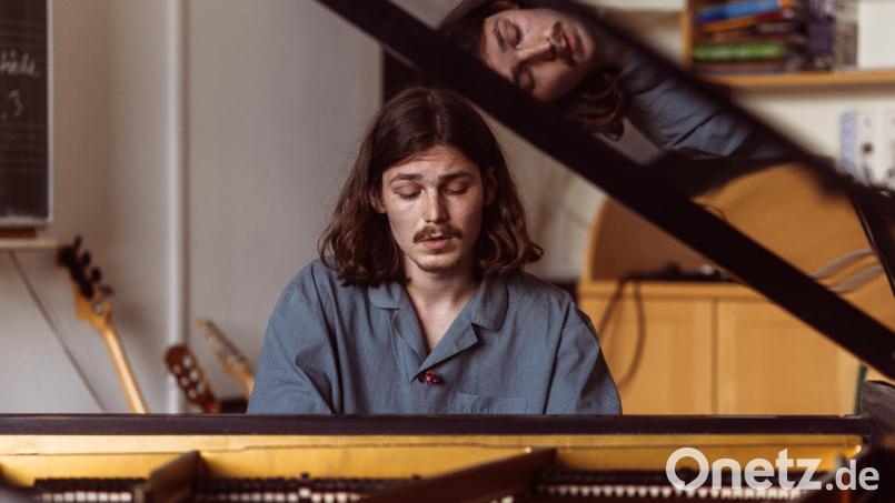 Ein Star-Pianist von morgen: Alex Budzhak aus der Ukraine gab ein kleines aber feines Konzert am Erasmus-Gymnasium. Bild: Lorenz von Koenen/exb