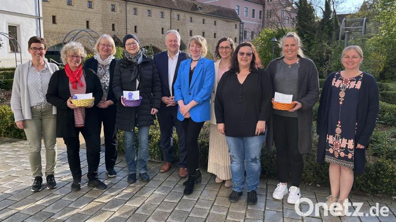 Im Landratsamt gab es Preise für die Sieger. Von links: Michaela Basler, Renate Piehler (OGV Freudenberg), Gerda Eiber, Maria Meyer (OGV Raigering-Aschach), Landrat Richard Reisinger, Regina Wolfohr (Landkreis Amberg-Sulzbach), Katja Stiegler (Geschäftsführerin AOVE), Michaela Hofmann, Michaela Meier (Junge Frauen des Frauenbundes Hirschau), Sabine Weber (AOVE). Bild: Christine Hollederer/exb
