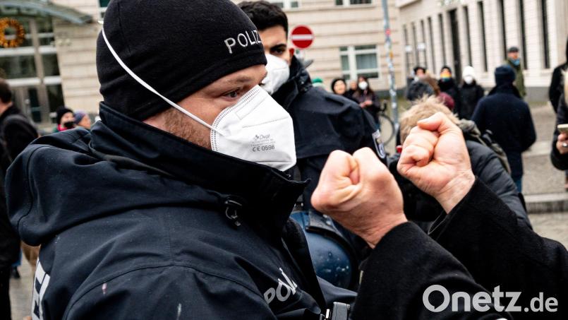 Mit Sorge betrachtet auch die Sulzbach-Rosenberger Polizei die allgemein zunehmende Gewalt gegen Polizeibeamte. Während es bei Demonstrationen und größeren Festen im Sulzbach-Rosenberger Schutzbereich friedlich blieb, gab es im Jahr 2022 dennoch 28 solcher Fälle mit Beleidigung, Widerstand gegen Vollstreckungsbeamte und Körperverletzung. Symbolbild: Fabian Sommer/dpa