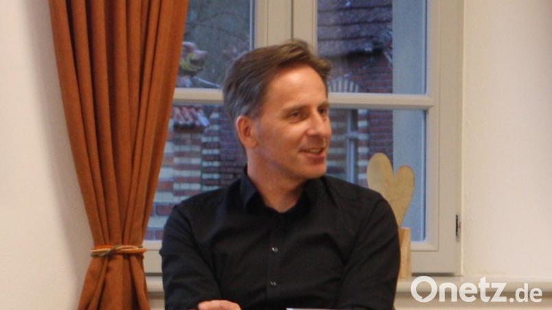 Ingenieur Robert Ernstberger berüt den Trabitzer Gemeinderat über die Optionen für eine Sanierung der kommunalen Mischwasserkanalisation. Bild: bjp