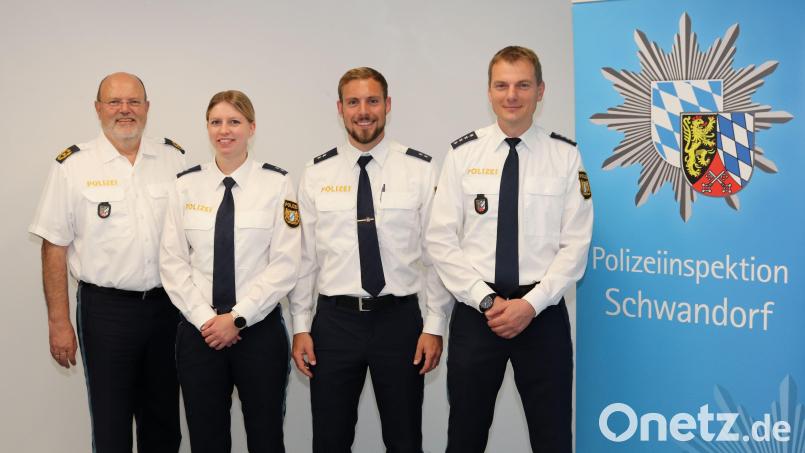 Polizeipräsident Norbert Zink (links) führte den neuen Leiter der Polizeiinspektion Schwandorf, Polizeioberkommissar Michael Duschl (Zweiter von rechts), in sein Amt ein. Bild: Polizeipräsidium Oberpfalz/exb