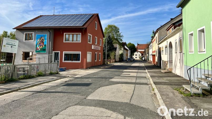 Die Brennerstraße ist ein holperiger Flickenteppich; die Straßennebenflächen sollen mit Hilfe der Städtebauförderung neu gestaltet werden. Die Feuerwehr bekommt dabei eine neue Hoffläche; der Neubau des Feuerwehrhauses wird nicht mit Städtebaumitteln gefördert. Bild: Eichl