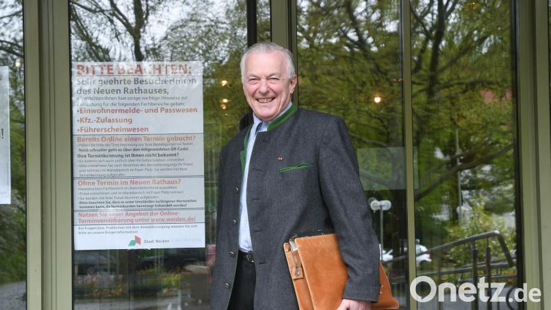 Fast drei Jahrzehnte lang ging Alois Lukas (77, CSU) im Weidener Rathaus als Stadtrat ein und aus. Vor allem im Bauausschuss hat er das Stadtbild lange Zeit mitgeprägt. Am Montag wird er in seiner letzten Stadtratssitzung sein Mandat an Eva Nitsche abgeben. Bild: Gabi Schönberger