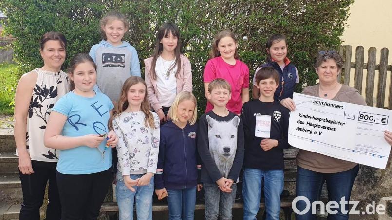 Die Kastler Kommunionkinder übergaben einen Spendenscheck über 800 Euro an die Kinderhospizbegleiter Katja Sporrer (links) und Brigitte McGuire vom Hospizverein Amberg. Bild: jp