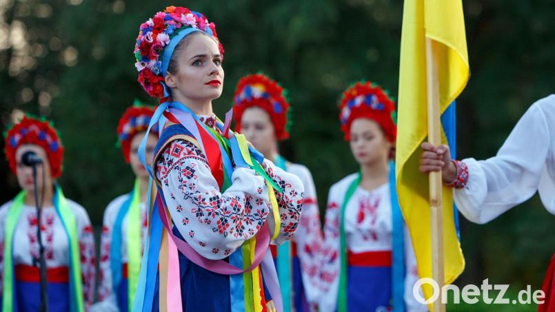 &quot;Wyschywanka&quot; nennt man in der Ukraine traditionelle bestickte Hemden und Blusen, aber auch ein traditionelles Fest: Einblicke dazu gibt es am 15. Mai bei der Caritas in Amberg. Symbolbild: picture alliance/dpa