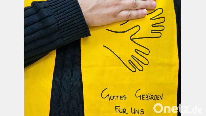 Einen Gottesdienst für Gehörlose und Hörgeschädigte gibt es am Sonntag, 14. Mai, in Weiden. Symbolbild: Daniel Karmann/dpa