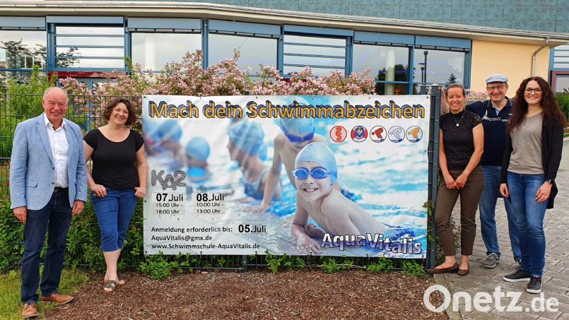 Von links: Bürgermeister Roland Strehl, Team für die Abnahme der Schwimmabzeichen, Babara Hottner, 
Jacqueline Zirnstein, Bernhard Fleischmann und Veronika Straller. Bild: Bernhard Fleischmann