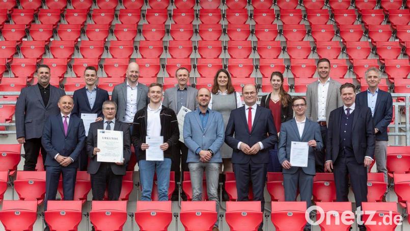 Die Industrie- und Handelskammer Regensburg für Oberpfalz und Kelheim ehrte die Besten der beruflichen Aus- und Weiterbildung aus dem Prüfbezirk Schwandorf. Bild: Uwe Moosburger/exb