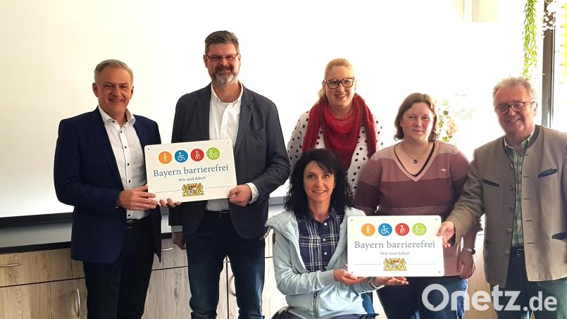 Freude über das Signet „Bayern barrierefrei“: Im Bild (von links) Landrat Roland Grillmeier, stellvertretender Schulleiter Wolfgang Prebeck, Behindertenbeauftragte des Landkreises, Doris Scharnagl-Lindinger, BSZ-Inklusionsbeauftragte Yvonne Landefeld, Christina Ponader vom Netzwerk Inklusion und Bürgermeister Toni Dutz. Bild: BSZ Wiesau/exb