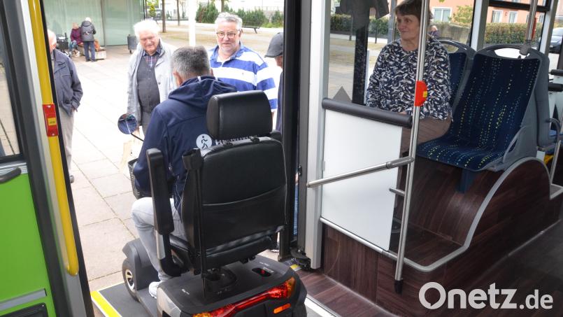 Das Sanitätshaus Heining probierte am Stadtbus die Zustiegsrampe für Rollstuhlfahrer aus. Bild: Kunz