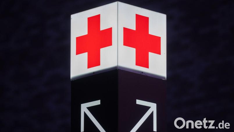 Ein Pfeil weist den Weg zur Notaufnahme eines Krankenhauses. Symbolbild: Julian Stratenschulte/dpa