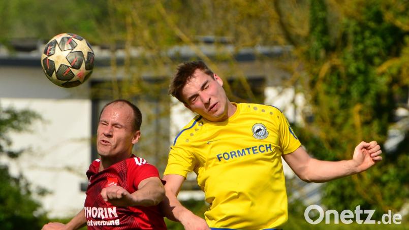 Johannes Luber (links) und die SpVgg Pfreimd gastieren am Samstag in der Landesliga Mitte beim TSV Seebach. Bild: mhs