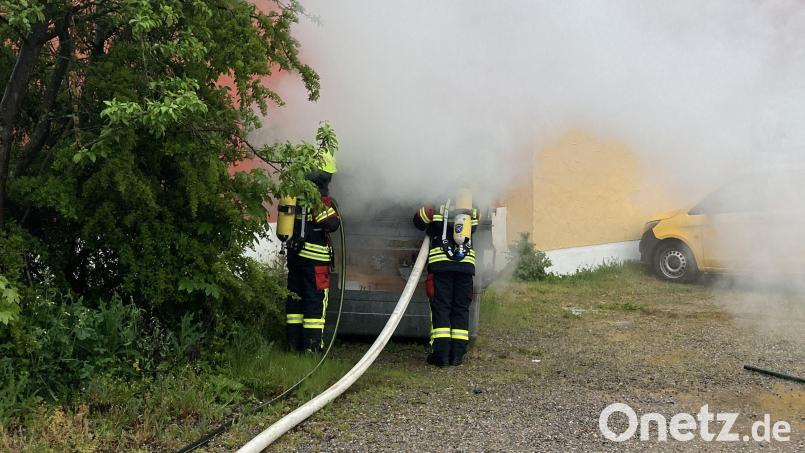 Die Feuerwehr bei der Brandbekämpfung. Bild: PI Regenstauf /exb