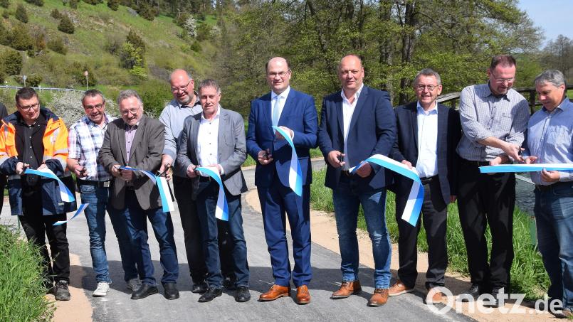 Finanzminister Albert Füracker (Fünfter von rechts) gab den Lauterach-Radweg nahe der Hochwasser-Messstation bei Stettkirchen frei – begleitet von (von links) Pfarrer Hans-Jürgen Zeitler, Stefan Noll, Josef Weigert, Johann Seitz, Manfred Braun, Mathias Huger, Helmut Seebauer, Josef Gilch, Florian Junkes und Peter Prasch. Bild: bö
