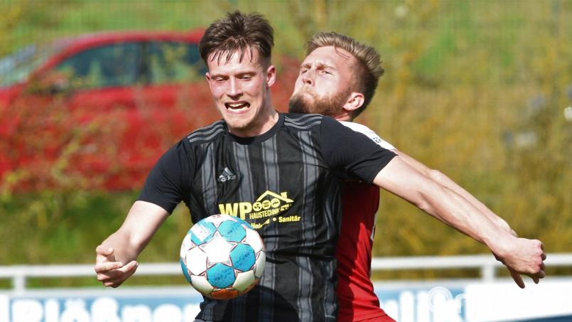 Der Grafenwöhrer Johannes Kopp (vorne, im Spiel gegen Vohenstrauß) in Aktion: Die SV Grafenwöhr könnte mit einem Heimsieg womöglich den Direktabstieg des TSV Detag Wernberg besiegeln. Archivbild: Büttner, Gerhard