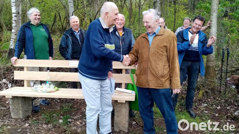 Alois Lukas (vorne, rechts) dankt Kurt Heinold für sein langjähriges Engagement. Bild: Harbig/exb