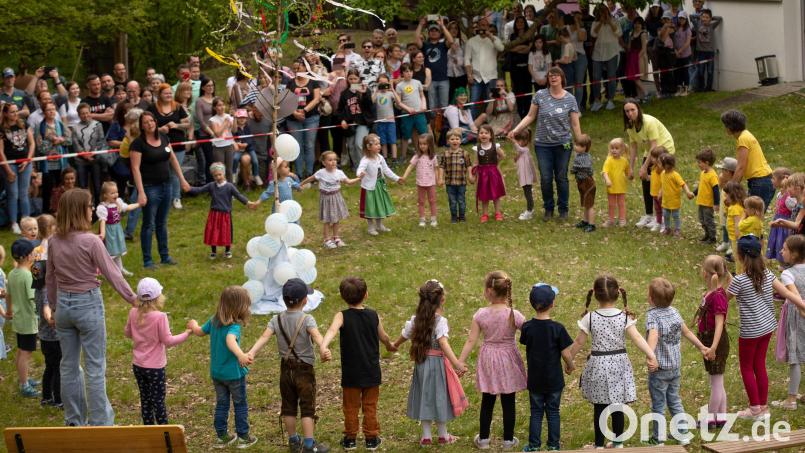 Die Kinder des Kinderhauses St. Josef in Wernberg-Köblitz feierten ein Maifest. Bild: Novak/exb