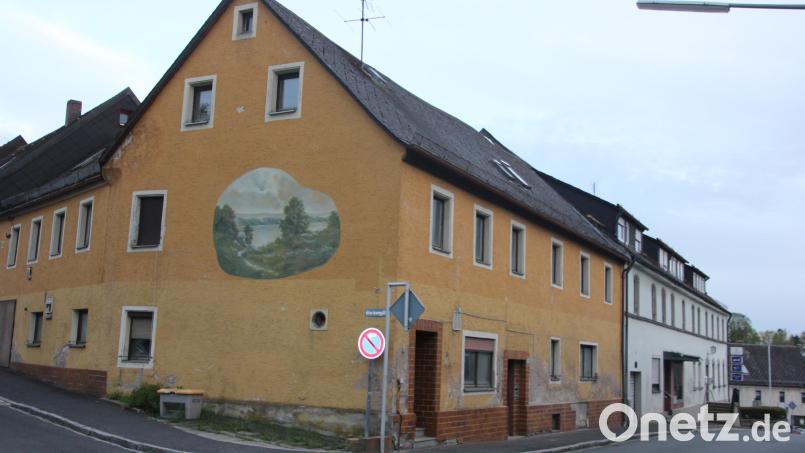 Der „Schwarze Adler“ und das angrenzende Anwesen in der Hauptstraße sollen neu gestaltet werden. Dritter Bürgermeister Hans Klupp (Freie Wähler) wünschte sich, dass die Bürger bei den Projekten besser eingebunden werden. Bild: kro