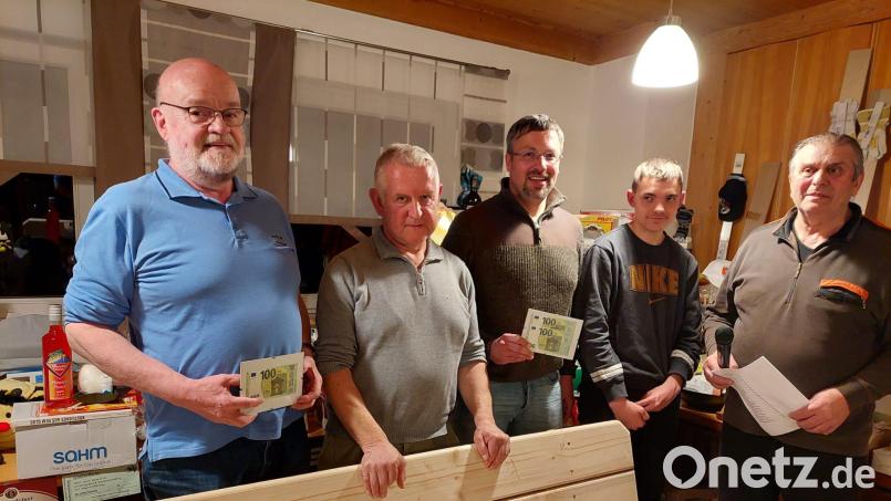 Die Karterfreunde Kötzersdorf hatten zum Preisschafkopf geladen: (von links) Roland Lochner, Gerhard Rath, Carsten Landgraf, Jonas Braunreuther und Vorsitzender Wolfgang Veigl sen.. Bild: Susanne Busch/exb
