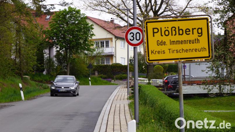Die Geschwindigkeitsbeschränkung durch Plößberg wird wieder aufgehoben. Ein Appell an die Verkehrsteilnehmer, langsam zu fahren, soll aber bleiben. Wie, ist noch offen. Bild: bkr
