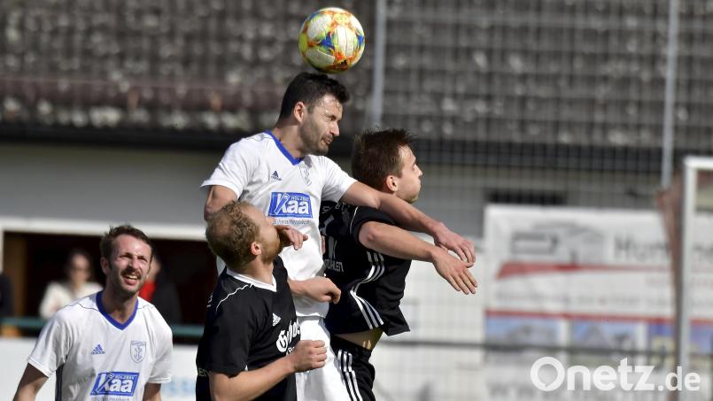 Der Schnaittenbacher Artur Becker (Dritter von links) im Kopfballduell mit den Schmidmühlenern Julian Meier (Zweiter von links) und Michael Holler (rechts). Beide Teams liefern sich ein Fernduell um Platz zwei. Archivbild: Hubert Ziegler