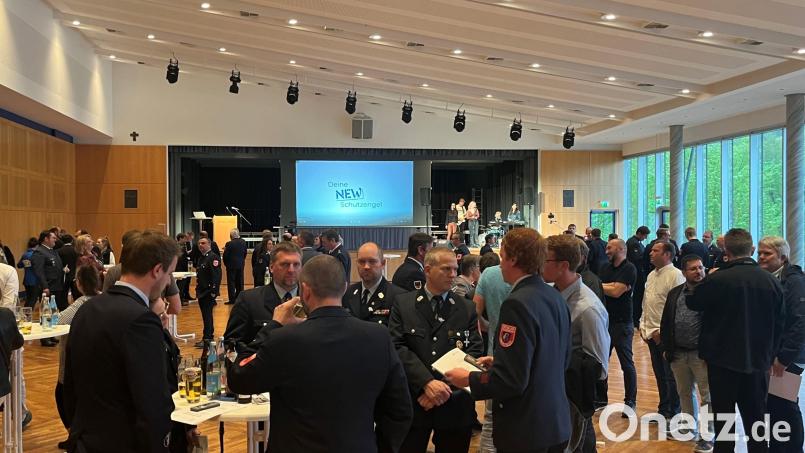 Landrat Andreas Meier ließ beim Empfang die Katastrophenfälle der letzten zwei Jahre Revue passieren und würdigte die Helfer mit einer Dankurkunde des Landkreises. Bild: Landratsamt Neustadt/WN, Sabrina Winderl/exb