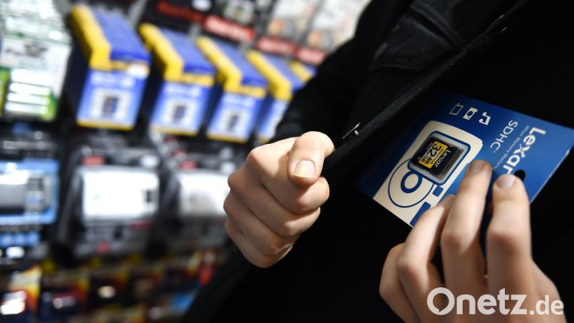 Mädchen hatten es in einem Selbstbedienungsladen auf Kosmetikprodukte abgesehen. Symbolbild: Felix Kästle/dpa