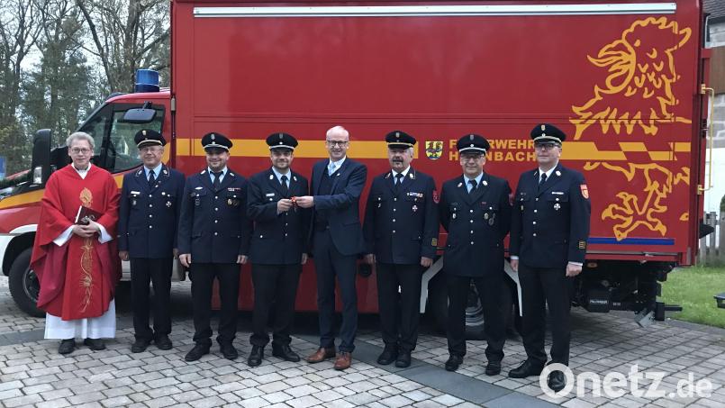 So sieht es aus, das neue Prachtstück der Hahnbacher Feuerwehr bei der Segnung (von links): Pfarrer Christian Schulz, der ehemalige Kreisbrandrat Franz Iberer, stellvertretender Kommandant Philipp Gebert, Kommandant Michael Iberer, Bürgermeister Bernhard Lindner, Kreisbrandrat Fredi Weiß, stellvertretender Kommandant Markus Weber und Kreisbrandinspektor Christof Strobl. Bild: mma