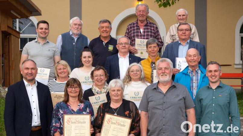 Zweiter Vorsitzender Andreas Solter und erster Vorsitzender Heiner Hildebrandt sind stolz auf die zwei neuen Ehrenmitglieder Christine Göppl und Maria Englert (vorne), auch der Manteler Bürgermeister Richard Kammerer (ganz links vorne) gratuliert. Bild: Bernhard Rauch