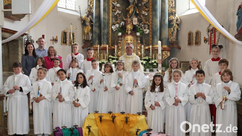 Pfarrer Slawomir Niemczewski feierte mit 17 Erstkommunionkindern, deren Familien und Lehrern den Festgottesdienst. Bild: mrr