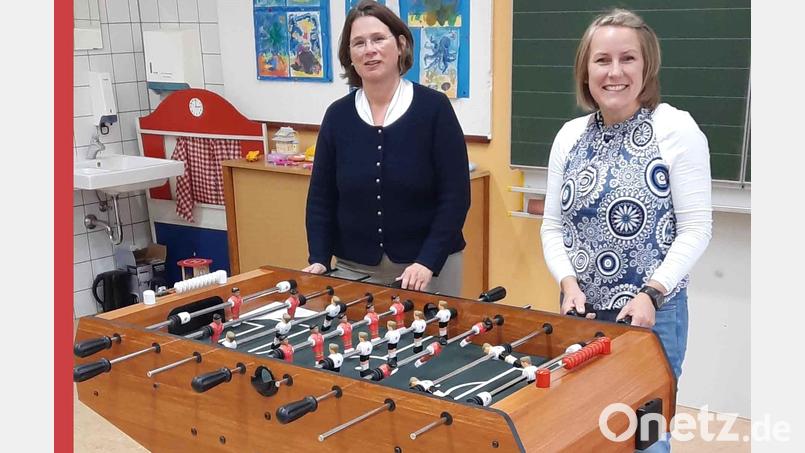 Einen Kickerkasten für die Kinder der Mittagsbetreuung an der Grundschule Illschwang hat der Förderkreis beschafft. Rechts die Vorsitzende Sonja Übler, links die Leiterin der Mittagsbetreuung, Isabella Riederer Freifrau von Paar. Archivbild: no