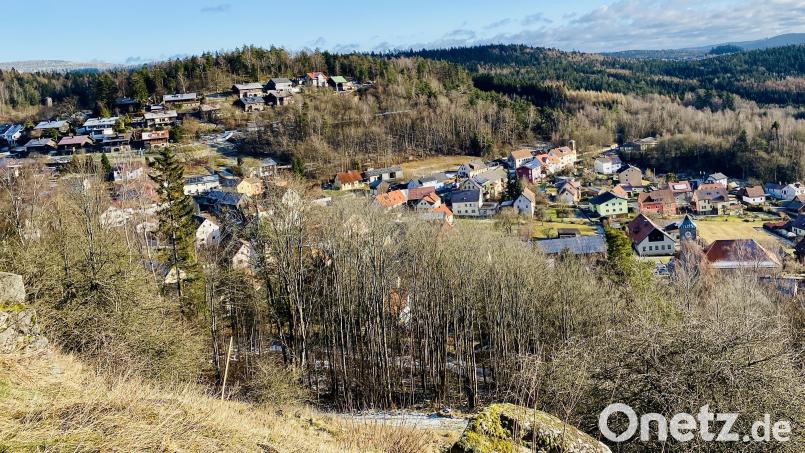 Die Sanierung des Plattenbergs (links im Bild) ist einer von mehreren finanziellen Kraftakten, die die kleine Gemeinde Flossenbürg in den kommenden Jahren zu bewältigen hat. Bild: Eichl