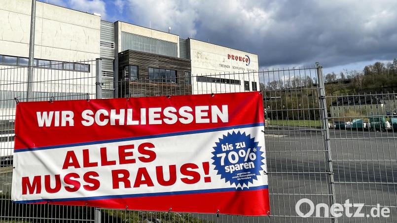 Wie der Ausverkauf eines Schnäppchenmarktes wirkt die Werbung am Werkszaun des Schleifscheibenherstellers Dronco in Wunsiedel. Bild: Matthias Bäumler/fph