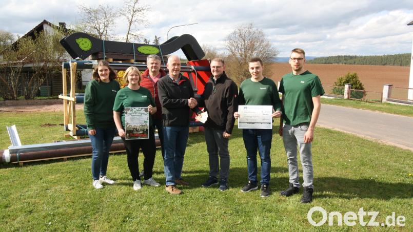 Für die Oldtimerjugend Feilersdorf übergab Daniel Ackermann (Dritter von rechts) 350 Euro aus dem Adventsmarkt-Verkaufserlös an Stefan Lex und Franz Groß für ein Unterstellhäuschen am Feilersdorfer Spielplatz. Bild: bjp